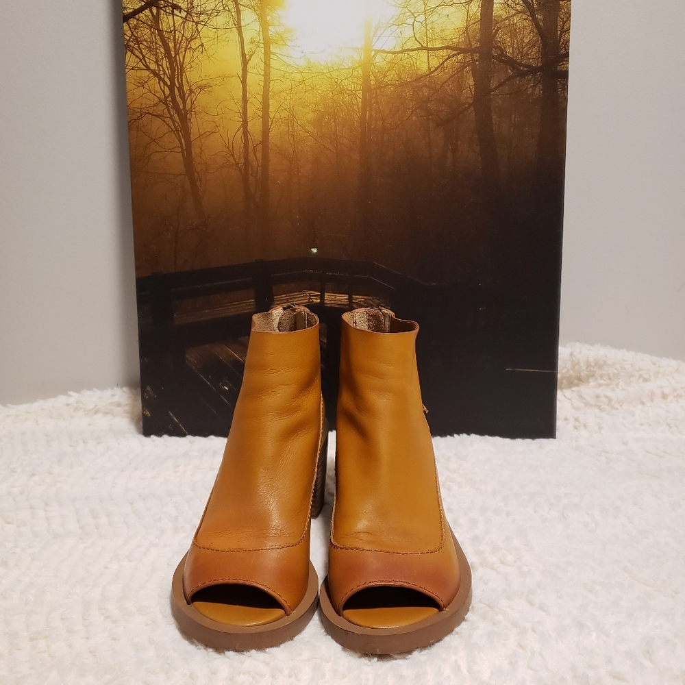 Kelsi Dagger Tan Shoes